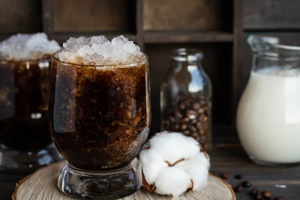 Frappuccino frio com creme e migalhas de gelo — Fotografia de Stock