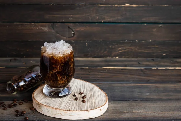 Frappuccino frio com creme e migalhas de gelo — Fotografia de Stock