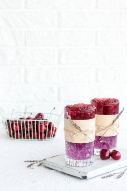 Kiraz şurubu ile ezilmiş buz dayalı alkolsüz lavanta kokteyli