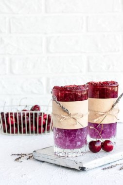 Kiraz şurubu ile ezilmiş buz dayalı alkolsüz lavanta kokteyli