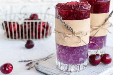 Kiraz şurubu ile ezilmiş buz dayalı alkolsüz lavanta kokteyli