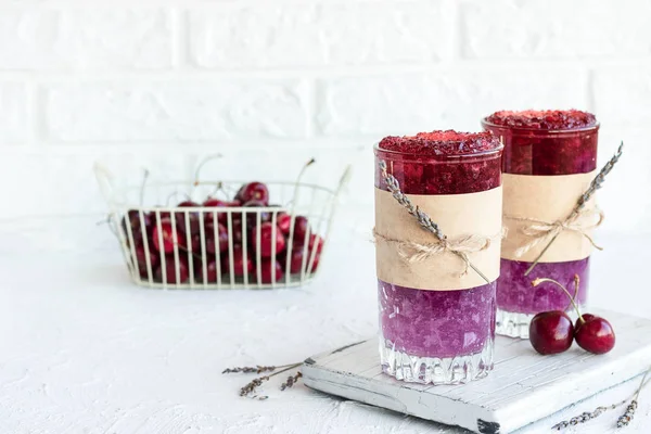 Coquetel Lavanda Não Alcoólica Base Gelo Picado Com Xarope Cereja — Fotografia de Stock