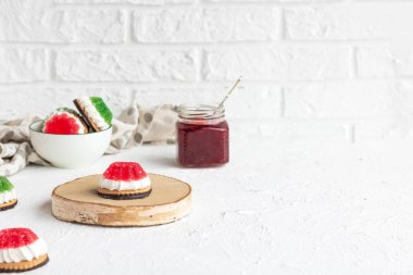 Hafif arka planda Marshmallow ve Marmelat Çerezleri