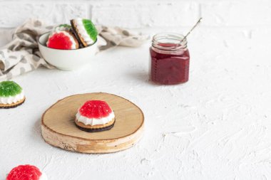 Hafif arka planda Marshmallow ve Marmelat Çerezleri