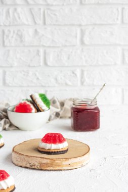 Hafif arka planda Marshmallow ve Marmelat Çerezleri