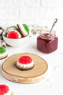 Hafif arka planda Marshmallow ve Marmelat Çerezleri