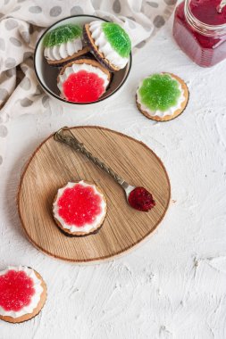 Hafif arka planda Marshmallow ve Marmelat Çerezleri