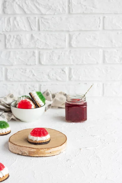 Malvavisco y mermelada Galletas sobre fondo claro — Foto de Stock