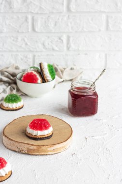 Hafif arka planda Marshmallow ve Marmelat Çerezleri