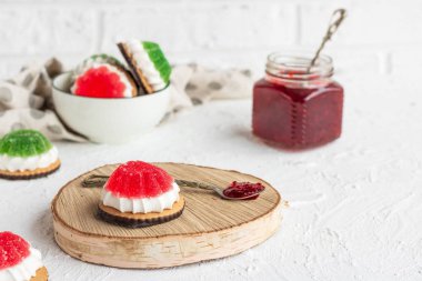 Hafif arka planda Marshmallow ve Marmelat Çerezleri