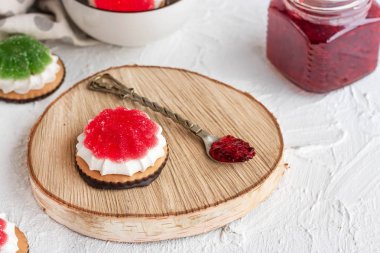 Hafif arka planda Marshmallow ve Marmelat Çerezleri