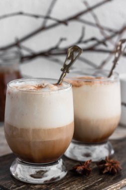 Vanilyalı dondurma ve tarçın ile soğuk buzlu kahve