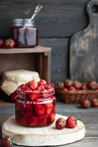 Aardbeienjam in een glazen pot — Stockfoto