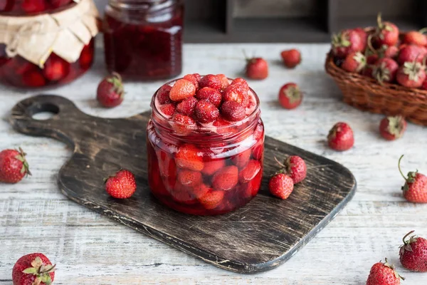 Aardbeienjam in een glazen pot — Stockfoto