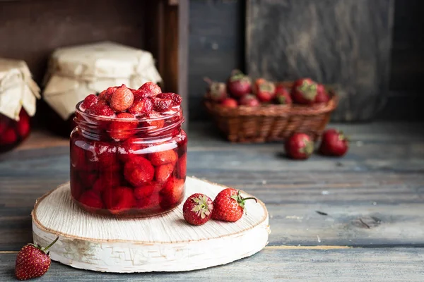 Aardbeienjam in een glazen pot — Stockfoto