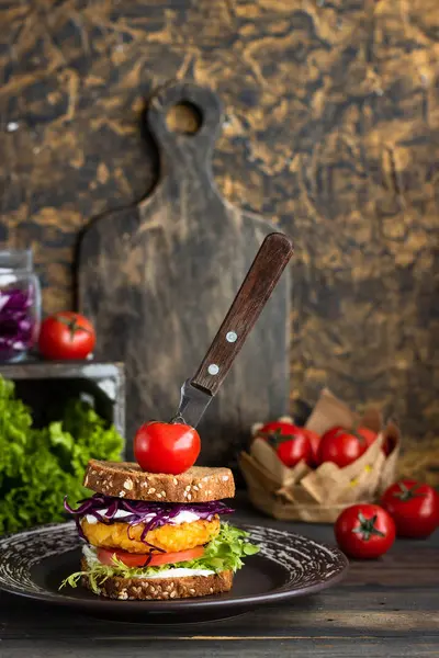 Овощной сэндвич с котлетом — стоковое фото