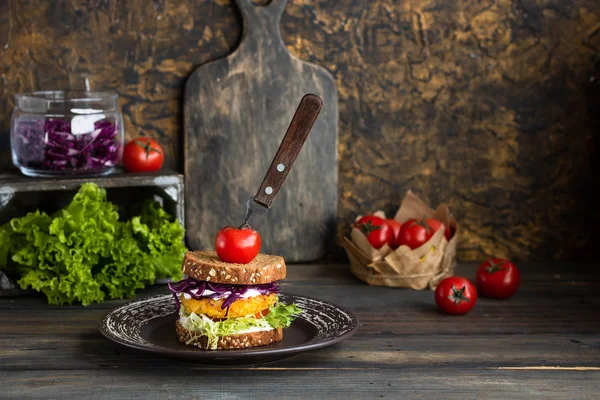 Sanduíche Veggie com costeleta de arroz — Fotografia de Stock