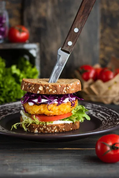 Veggie Sandwich mit Reisschnitzel — Stockfoto