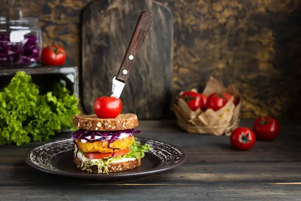Veggie Sandwich mit Reisschnitzel — Stockfoto