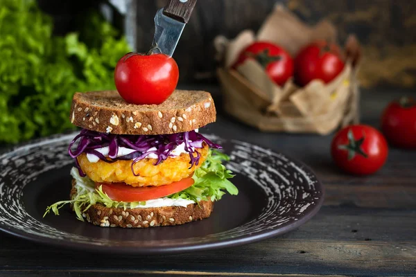 Veggie Sandwich mit Reisschnitzel — Stockfoto