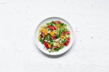 Sağlıklı ve basit gıda, hafif yaz öğle yemeği, kuskus ve portakal ile kokulu salata