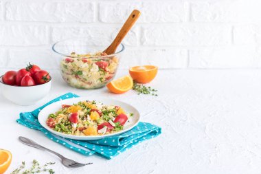 Sağlıklı ve basit gıda, hafif yaz öğle yemeği, kuskus ve portakal ile kokulu salata