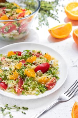 Sağlıklı ve basit gıda, hafif yaz öğle yemeği, kuskus ve portakal ile kokulu salata