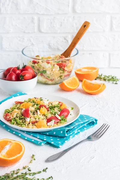 Sağlıklı ve basit gıda, hafif yaz öğle yemeği, kuskus ve portakal ile kokulu salata