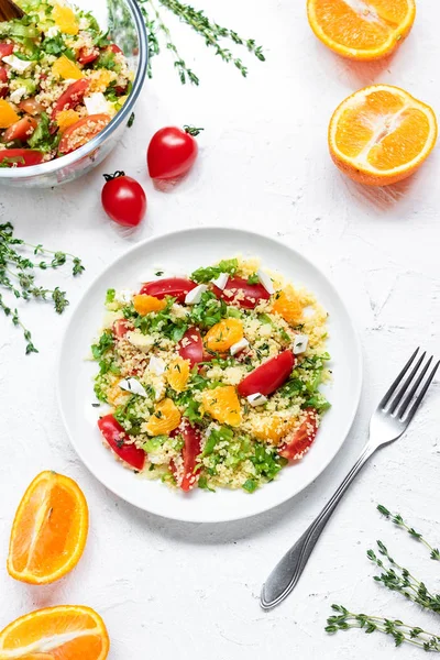 Cibo sano e semplice, pranzo estivo leggero, insalata profumata con couscous e arance — Foto Stock