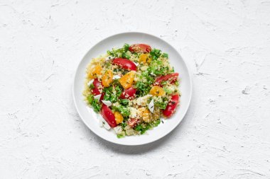 Sağlıklı ve basit gıda, hafif yaz öğle yemeği, kuskus ve portakal ile kokulu salata