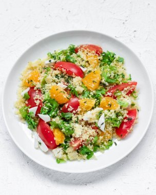 Sağlıklı ve basit gıda, hafif yaz öğle yemeği, kuskus ve portakal ile kokulu salata