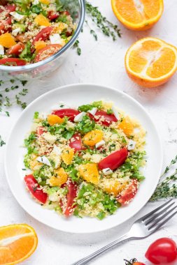 Sağlıklı ve basit gıda, hafif yaz öğle yemeği, kuskus ve portakal ile kokulu salata