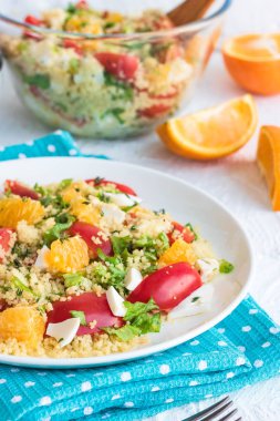 Sağlıklı ve basit gıda, hafif yaz öğle yemeği, kuskus ve portakal ile kokulu salata