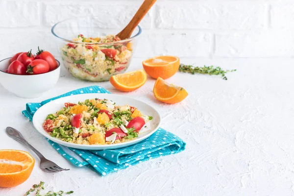 Sağlıklı ve basit gıda, hafif yaz öğle yemeği, kuskus ve portakal ile kokulu salata