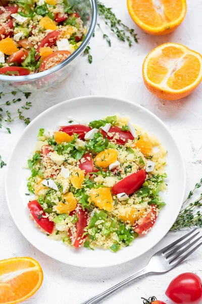 Cibo sano e semplice, pranzo estivo leggero, insalata profumata con couscous e arance — Foto Stock