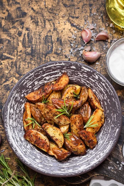 Pečené mladé brambory v rustikálním stylu s kyselou smetanou — Stock fotografie