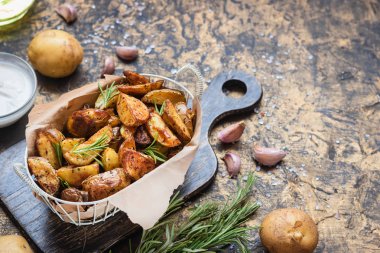 Ekşi Krem ile rustik bir tarzda pişmiş genç patates