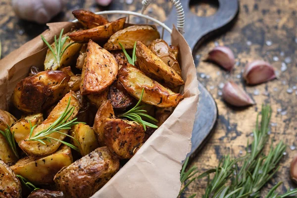 Patatas jóvenes al horno en un estilo rústico con crema agria — Foto de Stock