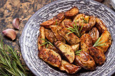 Ekşi Krem ile rustik bir tarzda pişmiş genç patates