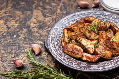 Ekşi Krem ile rustik bir tarzda pişmiş genç patates