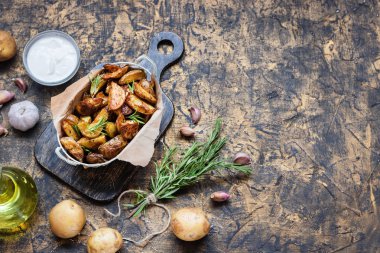 Ekşi Krem ile rustik bir tarzda pişmiş genç patates