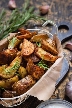 Ekşi Krem ile rustik bir tarzda pişmiş genç patates