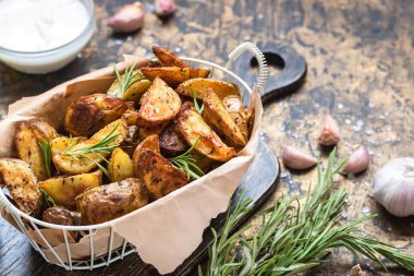 Ekşi Krem ile rustik bir tarzda pişmiş genç patates