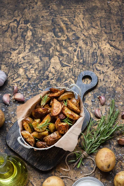 Patatas jóvenes al horno en un estilo rústico con crema agria — Foto de Stock