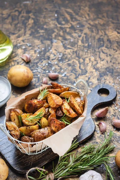 Patatas jóvenes al horno en un estilo rústico con crema agria — Foto de Stock