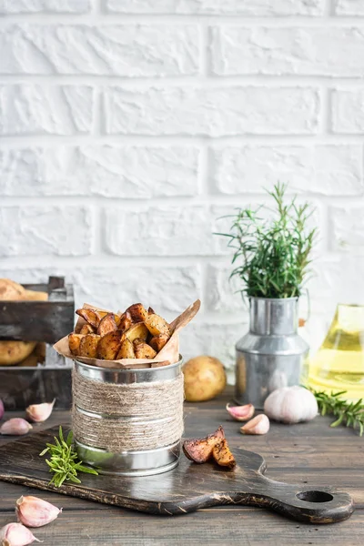 Patatas jóvenes al horno en un estilo rústico con crema agria — Foto de Stock