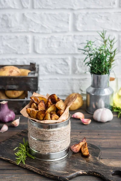 Запеченный молодой картофель в деревенском стиле со сметаной — стоковое фото