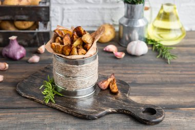 Ekşi Krem ile rustik bir tarzda pişmiş genç patates