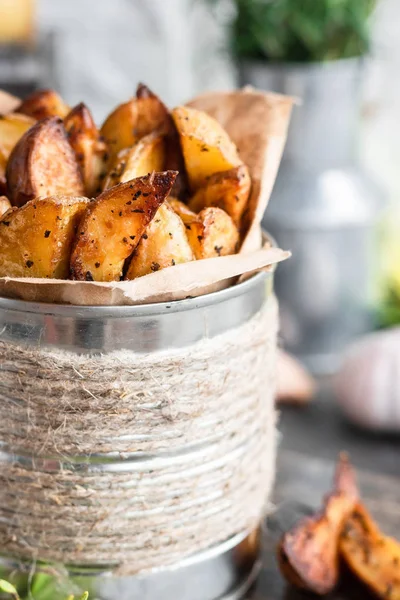 Patatas jóvenes al horno en un estilo rústico con crema agria — Foto de Stock