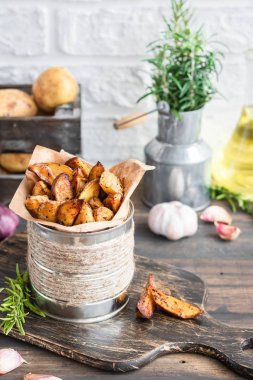 Ekşi Krem ile rustik bir tarzda pişmiş genç patates